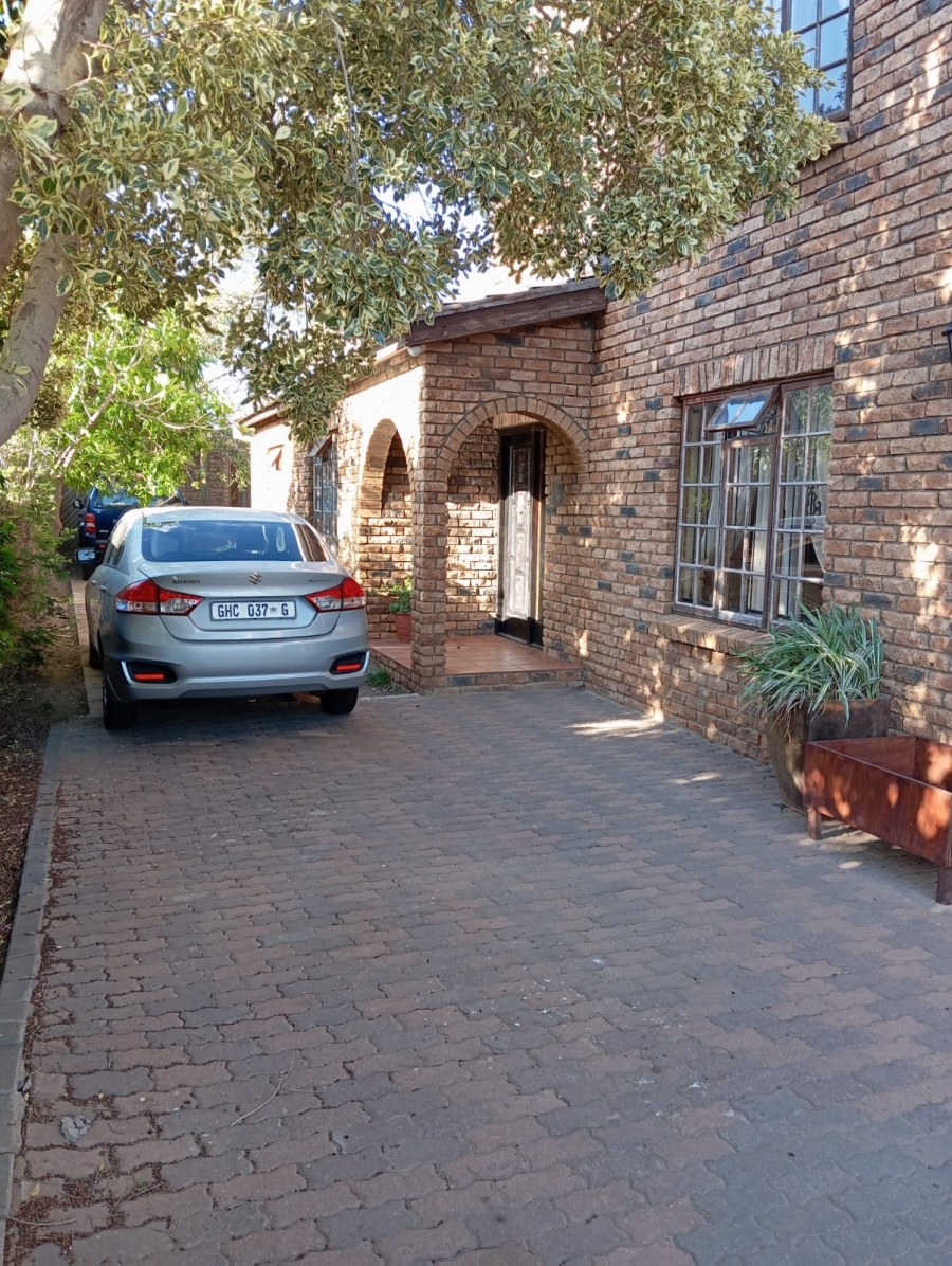 5 Bedroom Property for Sale in Victoria Park Western Cape